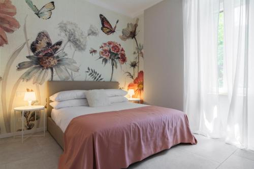 um quarto com uma cama com borboletas na parede em Appartamenti Natura e Terra Marmore em Terni