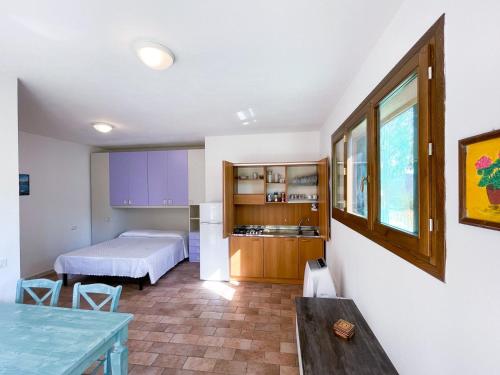Cette petite chambre comprend un lit et une table. dans l'établissement Monolocale Vittorio, à Portoferraio