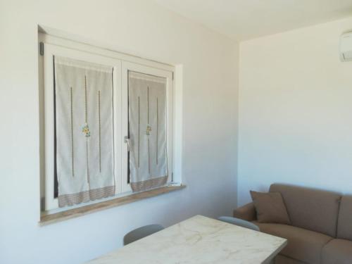 a living room with a couch and a table and a mirror at Agriturismo Il Poggio Rosso di Maremma in Manciano