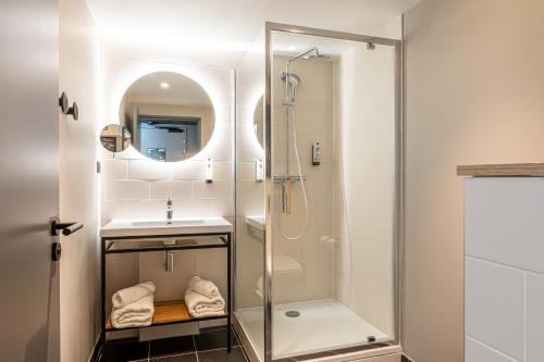 Kylpyhuone majoituspaikassa Best Western M-Treize Paris Asnieres