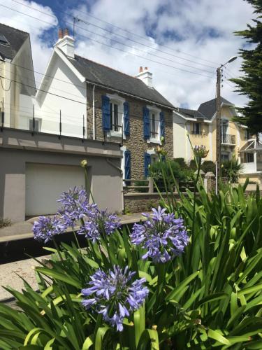 a house with purple flowers in front of it at Nouveau : maison à 50 m de la plage in Larmor-Plage