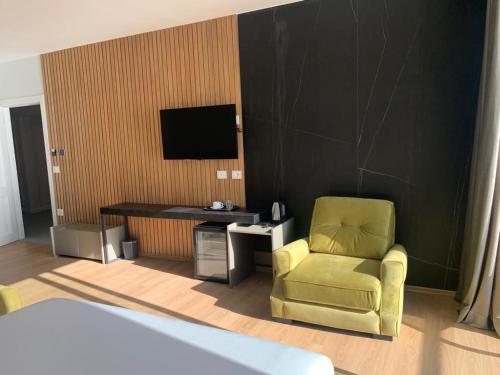 Una televisión o centro de entretenimiento en Grand Mirage