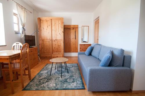 sala de estar con sofá azul y mesa en Villa Maya en Horní Planá