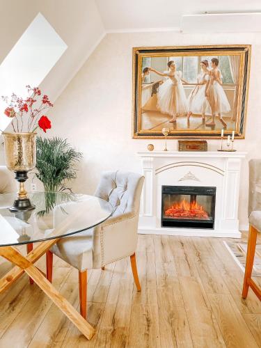 a living room with a fireplace and a painting at Apartmán Opera Prosecco Bar in Banská Štiavnica