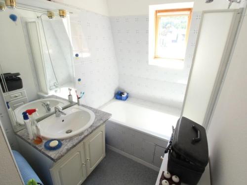 uma casa de banho com um lavatório e uma banheira em Appartement Bagnères-de-Luchon, 2 pièces, 4 personnes - FR-1-313-135 em Luchon