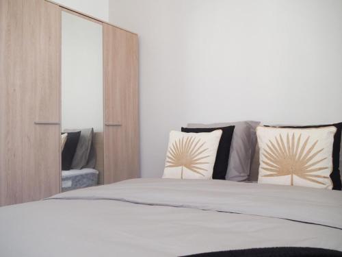 sypialnia z dużym łóżkiem z 2 poduszkami w obiekcie Appartement Cosy et de bon Standing w mieście Fontenay-sous-Bois