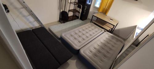 En eller flere senge i et værelse på Nice Apartment S4