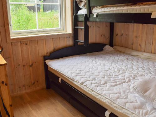 una cama vacía en una habitación con ventana en Holiday home NESBYEN II, en Nesbyen