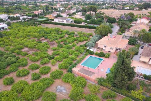 - une vue aérienne sur un domaine avec une piscine dans l'établissement Salvadora Luminosa, à Murcie
