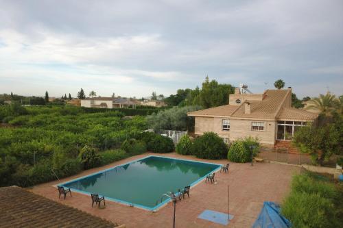 - une vue sur la piscine en face d'une maison dans l'établissement Salvadora Luminosa, à Murcie