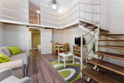 sala de estar con cama elevada y sofá en Downtown Greenie Home en Budapest