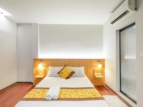 a bedroom with a bed and two lamps at Watergate City in Bangkok