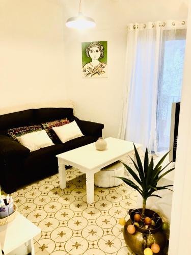 a living room with a couch and a table at Precioso piso en el centro neurálgico de Olot in Olot