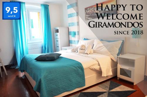 um quarto com uma cama com uma placa que lê feliz em receber gramado em Giramondo em Rapallo