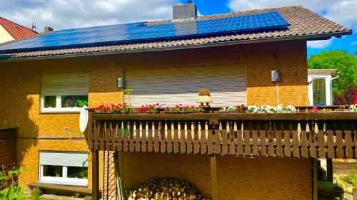 uma casa com uma varanda com painéis solares em Kassel Souterrain in Stadtnähe mit 2 Bädern und EV Lademöglichkeit em Niestetal