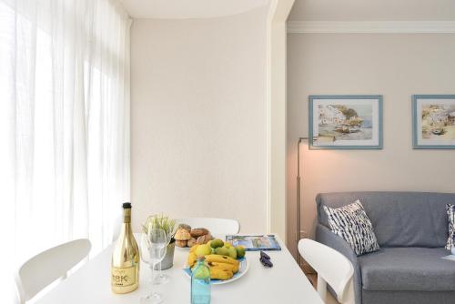 una mesa con una bandeja de fruta y una botella de vino en Apartment Las Canteras Beach, en Las Palmas de Gran Canaria