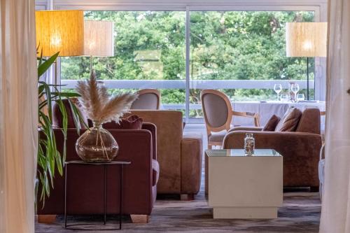 a living room with a couch and a table at Domaine des Dryades in Pouligny-Notre-Dame