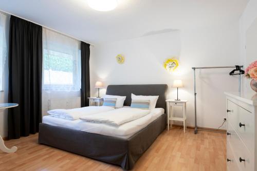 um quarto com uma cama e uma grande janela em Wittdün 2 em Scharbeutz