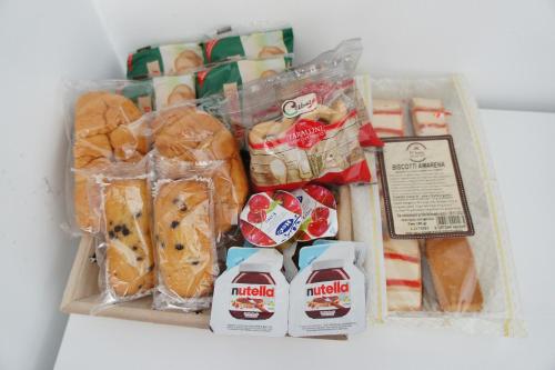 een lunchbox gevuld met verschillende soorten eten bij Da Nonna Teresa in Salerno