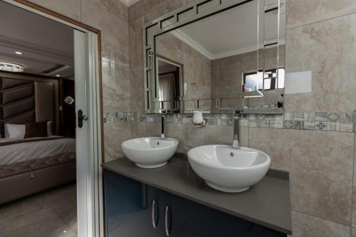 Kylpyhuone majoituspaikassa Xilumani Hotel