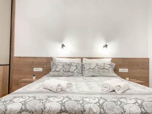 sypialnia z łóżkiem i dwoma ręcznikami na nim w obiekcie Apartment Sterna w mieście Turanj