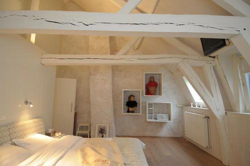 a bedroom with a large white bed in a room at Chambreplus Kriski in Ghent