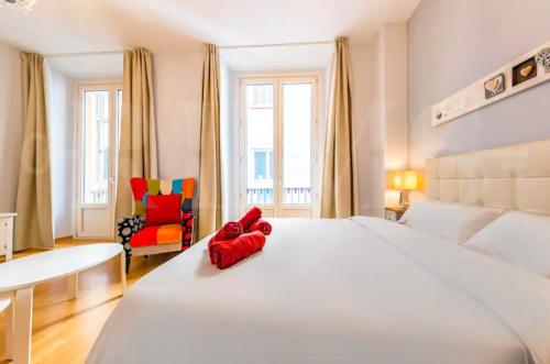 Posteľ alebo postele v izbe v ubytovaní Holidays2Malaga Capitan Studio renovated with patio & balconies in the city center