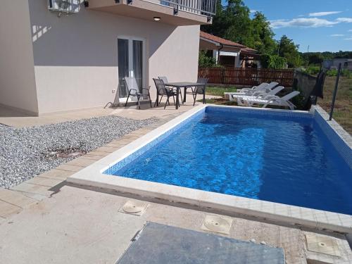 - une piscine en face d'une maison dans l'établissement Medulin quiete riviera, à Medulin