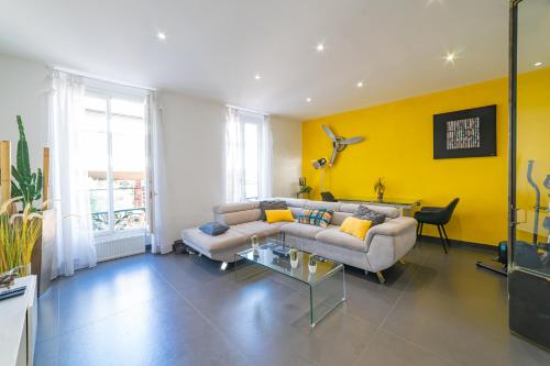 a living room with a couch and a table at Super appartement au cœur de Nice! Bonnes vacances in Nice