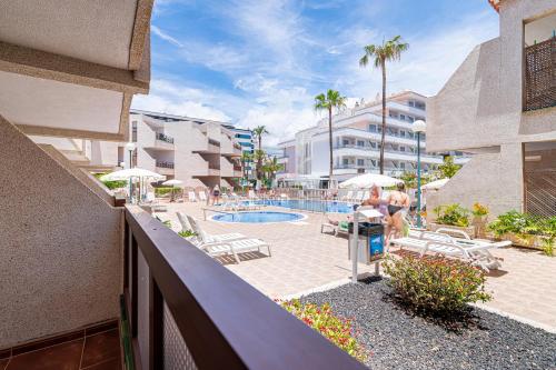un balcone di un resort con piscina di GO2TENERIFE Apart'Elisa Near the beach & Pool view a Playa de las Americas