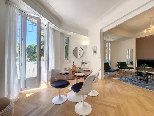 un salon avec une table et des chaises dans l'établissement Nestor&Jeeves - STANDING BAQUIS - Central - Close sea, à Nice