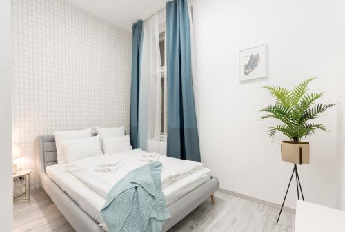 Designer Apartment on the Budapest Broadway w 2BR, AC and Panorama Balcony 1065 Budapest, 8 Nagymező utca kép - 3