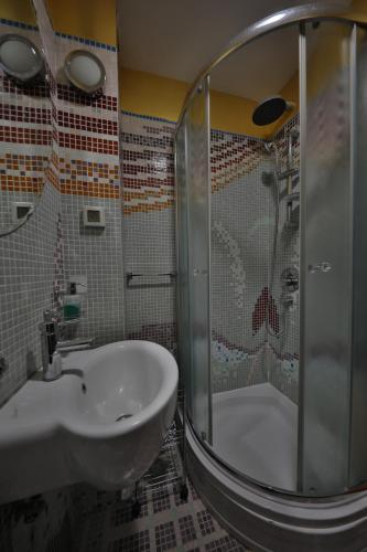 y baño con lavabo y ducha. en Luxurious apartment in Belgrade, en Belgrado