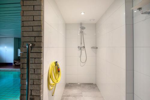 a bathroom with a shower and a yellow hose at Ferienwohnung Haus Lazy Dolphin in Rantum