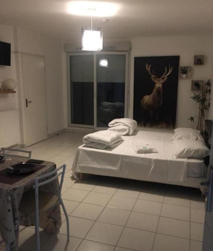 - une chambre avec un lit orné d'une peinture murale sur cerfs dans l'établissement Chaleureux Studio, à Toulouse