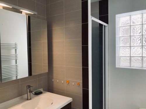 ein Badezimmer mit Waschbecken und Spiegel in der Unterkunft Maison de l'océan, convivialité et plage à 300m in Saint-Jean-de-Monts