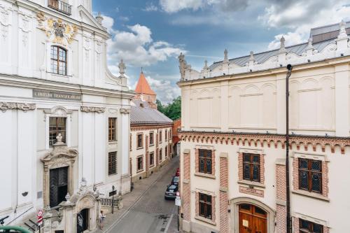 eine leere Straße in einer Stadt mit Gebäuden in der Unterkunft Hotel H15 Francuski Old Town in Krakau