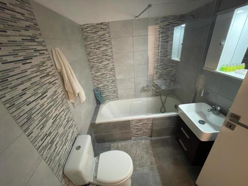 Ένα μπάνιο στο Santorini Lovers Villa