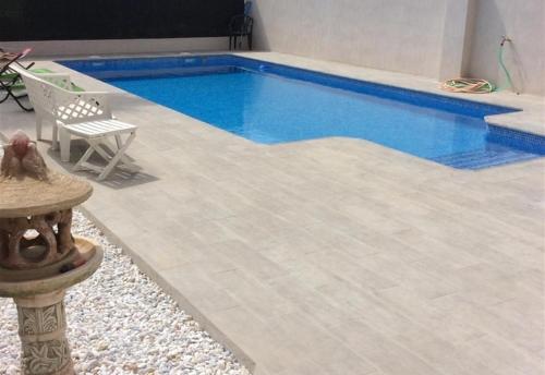 basen z ławką i krzesłem obok niego w obiekcie Casa Cuesta w mieście Bolnuevo