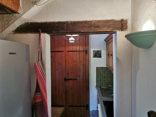 - une cuisine avec une porte en bois et un évier dans l'établissement La Villa des Quatre PLAGES à la Seyne-sur-Mer, à La Seyne-sur-Mer