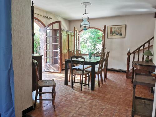 une salle à manger avec une table et des chaises dans l'établissement La Villa des Quatre PLAGES à la Seyne-sur-Mer, à La Seyne-sur-Mer
