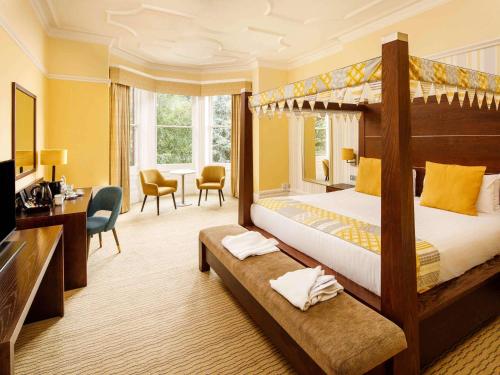 Postel nebo postele na pokoji v ubytování Mercure Hull Grange Park Hotel