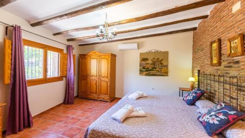 - une chambre avec un lit dans l'établissement Casa Los Olivos Orgiva by Ruralidays, à Órgiva