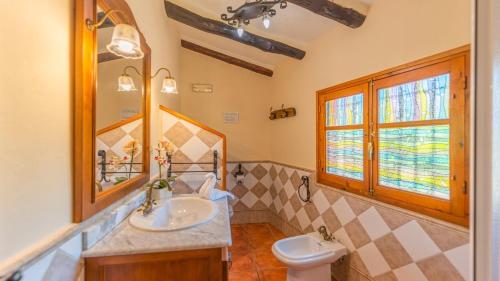 La salle de bains est pourvue d'un lavabo et de toilettes. dans l'établissement Casa Los Olivos Orgiva by Ruralidays, à Órgiva