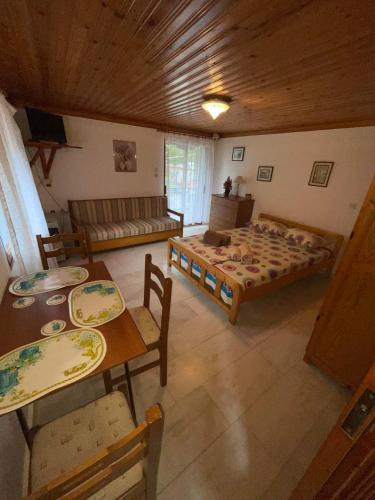 a room with two beds and a table and chairs at Plane TREE in Mariaí