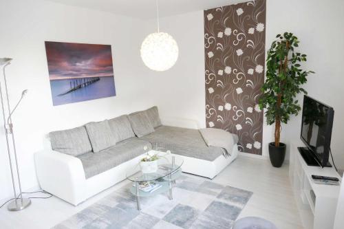 ein Wohnzimmer mit Couch und Fernseher in der Unterkunft Ferienwohnungen Zinnowitz in Zinnowitz