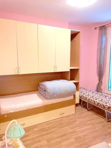 een slaapkamer met witte kasten en een bed erin bij 2 bedrooms house with terrace at Orsogna in Orsogna