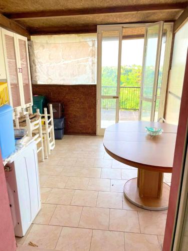 een keuken met een tafel in het midden van een kamer bij 2 bedrooms house with terrace at Orsogna in Orsogna