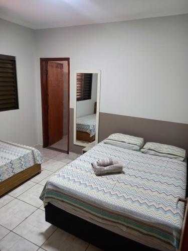 Un pat sau paturi într-o cameră la Residencial Joed 2