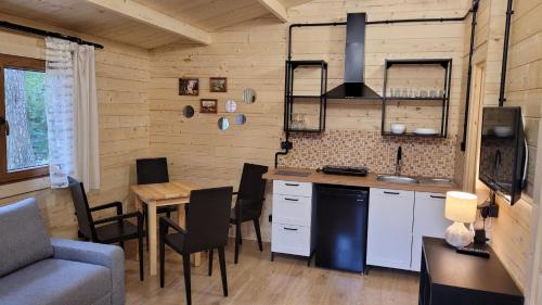 A kitchen or kitchenette at Ośrodek Moje El Dorado - domki letniskowe